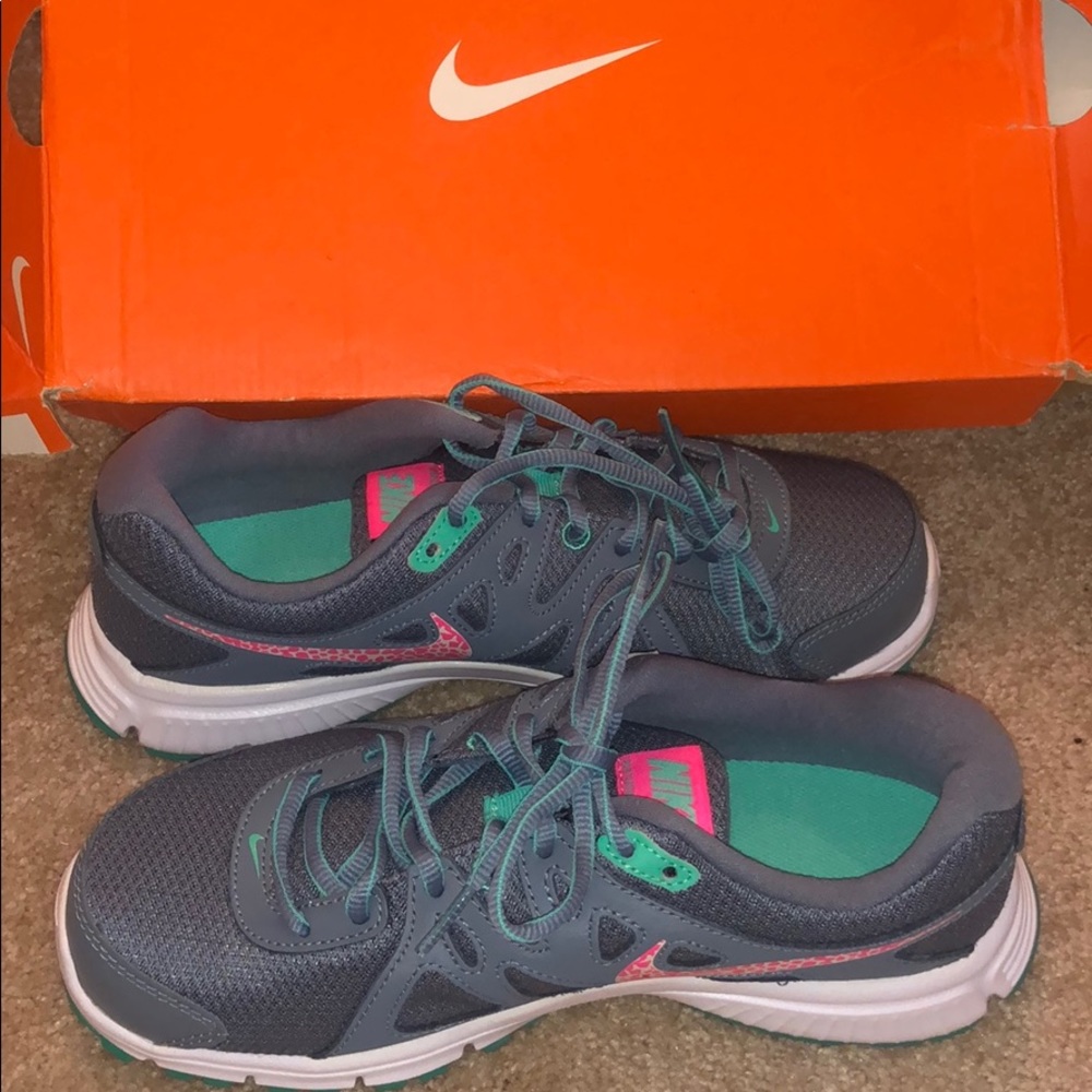Brand New Women’s Nike Revolution 2 Shoes Size 7w